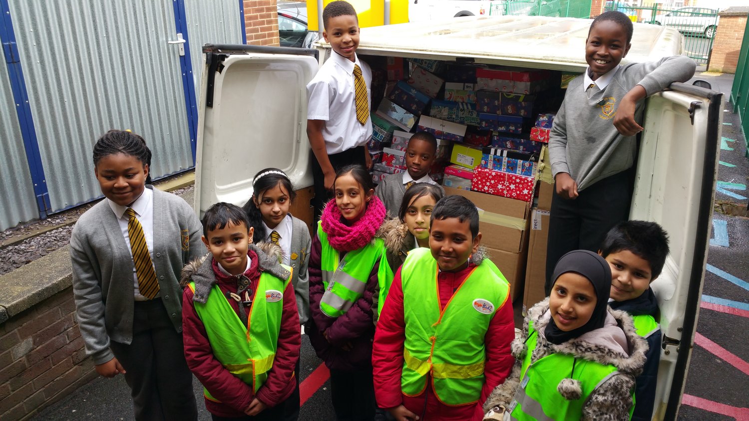 Children from Anglesey & St Francis Primary Schools in Birmingham– schools that are currently working on their accreditation - loading their Gift Boxes on its way to a city charity sending aid to Syrian children in a refugee camp.    © Education International
